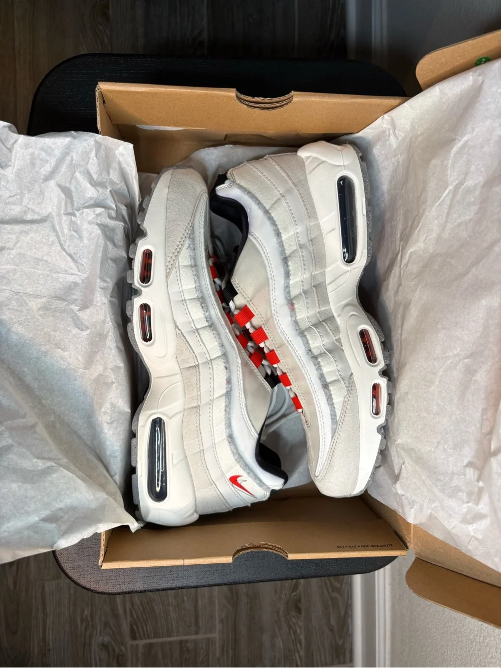 Nike Mens Air Max 95 SE DQ0268002, Light Bone Habanero Red-Black, 9.5 M US